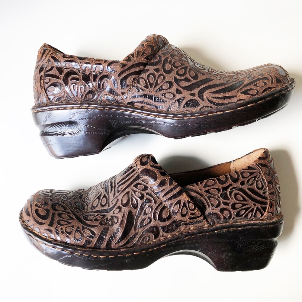 SALE BOC Born Clogs Sz 9.5 M/W Brown Leather Textured New 2” Heels Arch Support